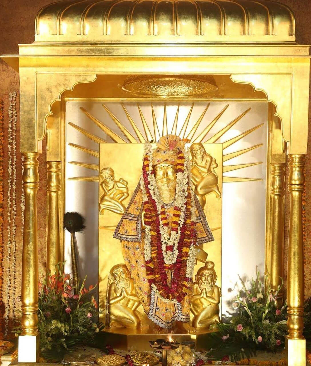 Статуя Брихаспати, храм  Брихаспати Дхам Мандир, Индия