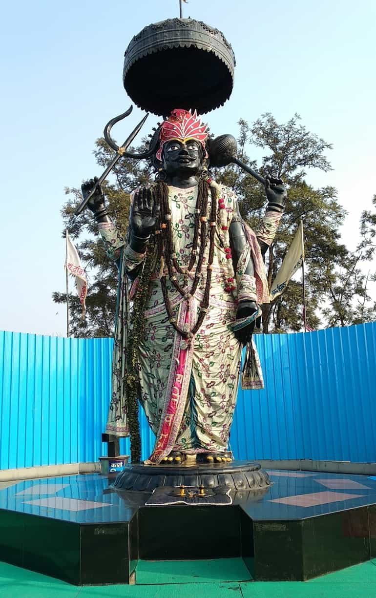 Статуя Шани, храм Шани Дхам, Индия